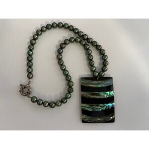 Cultured Freshwater Pearls Necklace Shell pendant Green